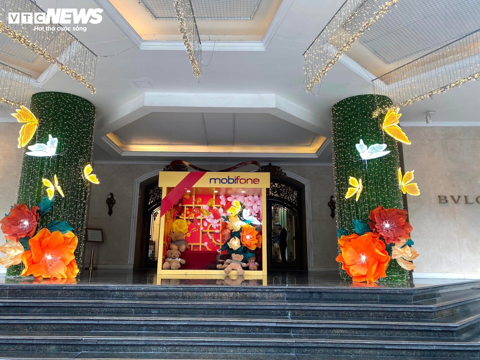 Trung tâm thương mại ở Hà Nội trang hoàng lộng lẫy đón Tết Giáp Thìn 2024 - Ảnh 5.