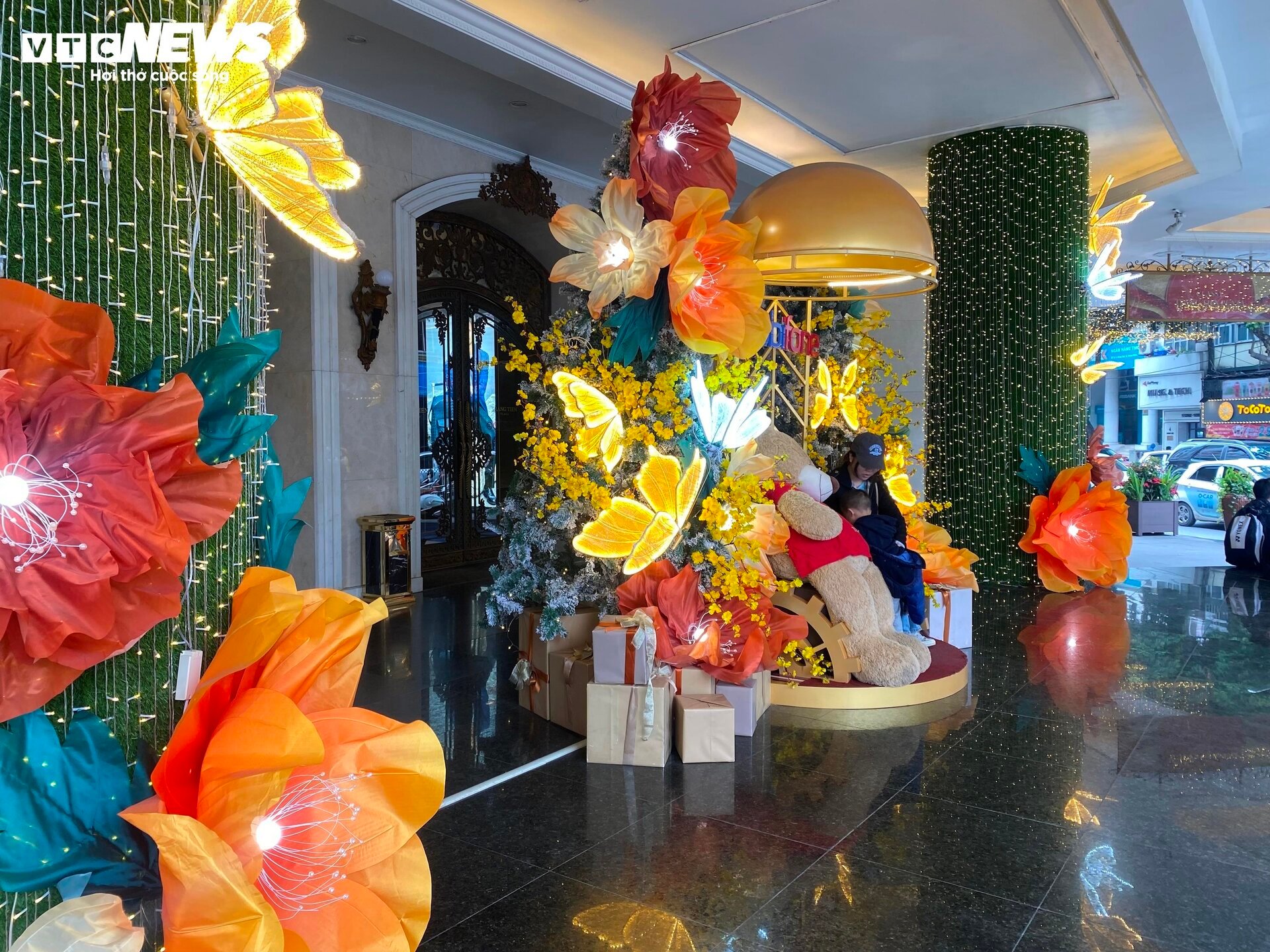 Trung tâm thương mại ở Hà Nội trang hoàng lộng lẫy đón Tết Giáp Thìn 2024 - Ảnh 6.