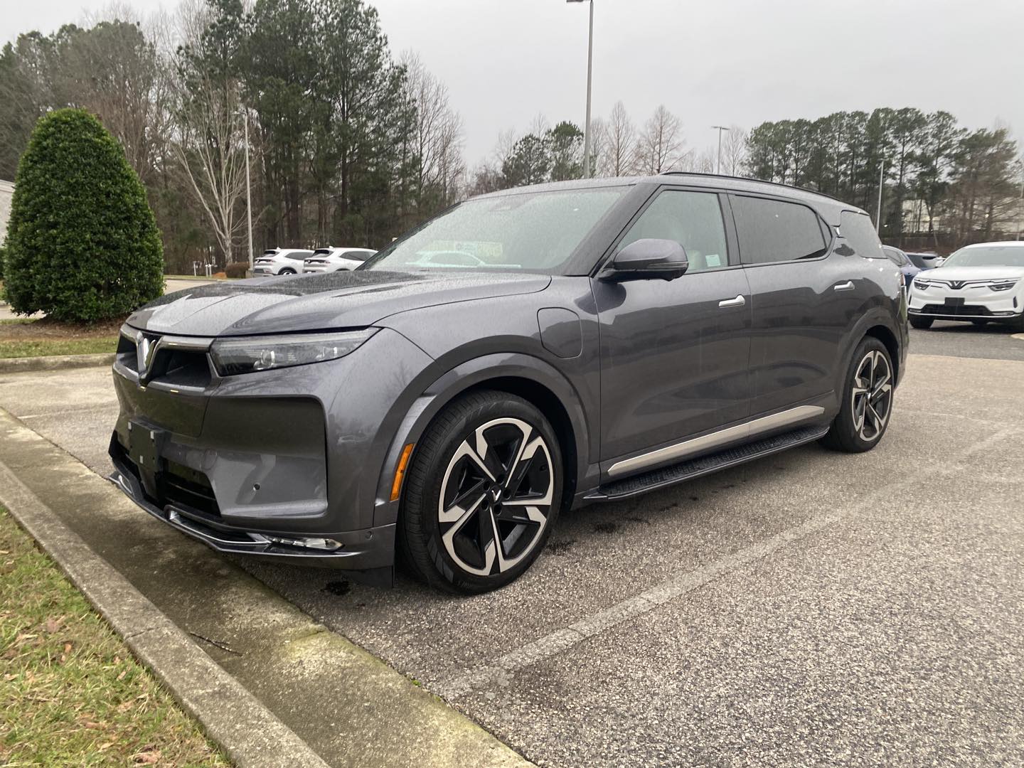 VinFast VF 8 trở thành xe mới có giá thuê rẻ nhất nước Mỹ ngay khi VF 9 rục rịch đến xứ cờ hoa - Ảnh 2.