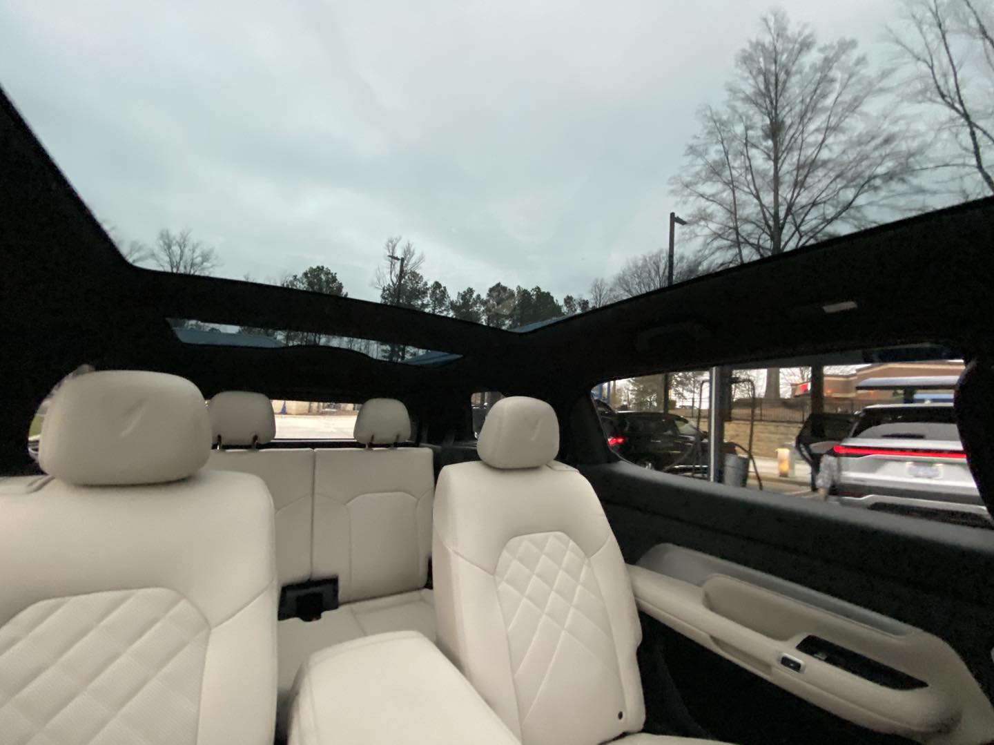 VinFast VF 8 trở thành xe mới có giá thuê rẻ nhất nước Mỹ ngay khi VF 9 rục rịch đến xứ cờ hoa - Ảnh 5.