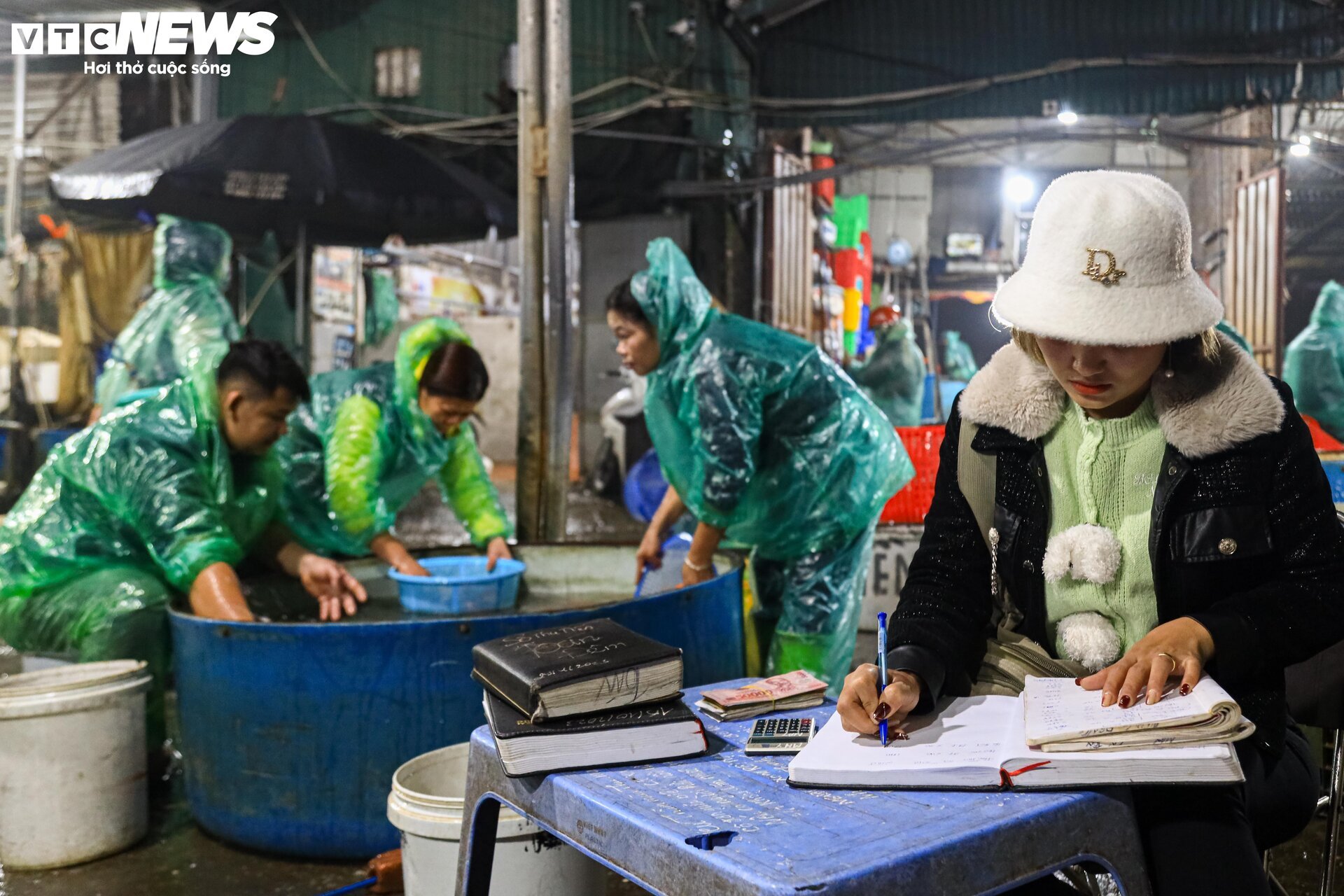 Chợ cá lớn nhất Hà Nội buôn bán xuyên đêm trước ngày ông Công, ông Táo - Ảnh 9.