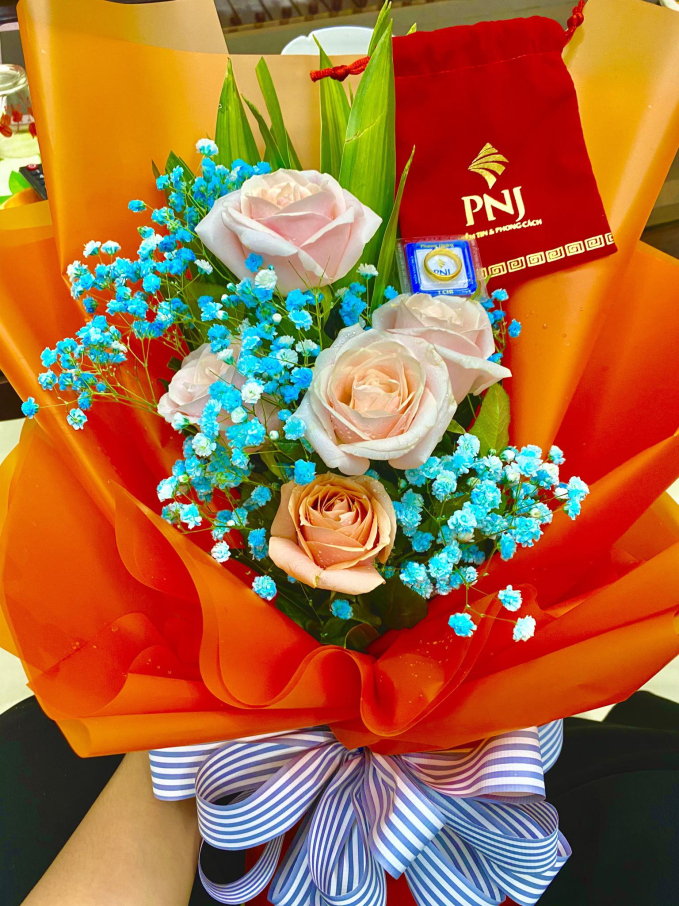 “Con nhà người ta": Lương 12 triệu nhưng biếu bố mẹ 7 triệu, tặng 6 chỉ vàng sau 3 năm ra trường - Ảnh 4. “Con nhà người ta": Lương 12 triệu nhưng biếu bố mẹ 7 triệu, tặng 6 chỉ vàng sau 3 năm ra trường - Ảnh 4.