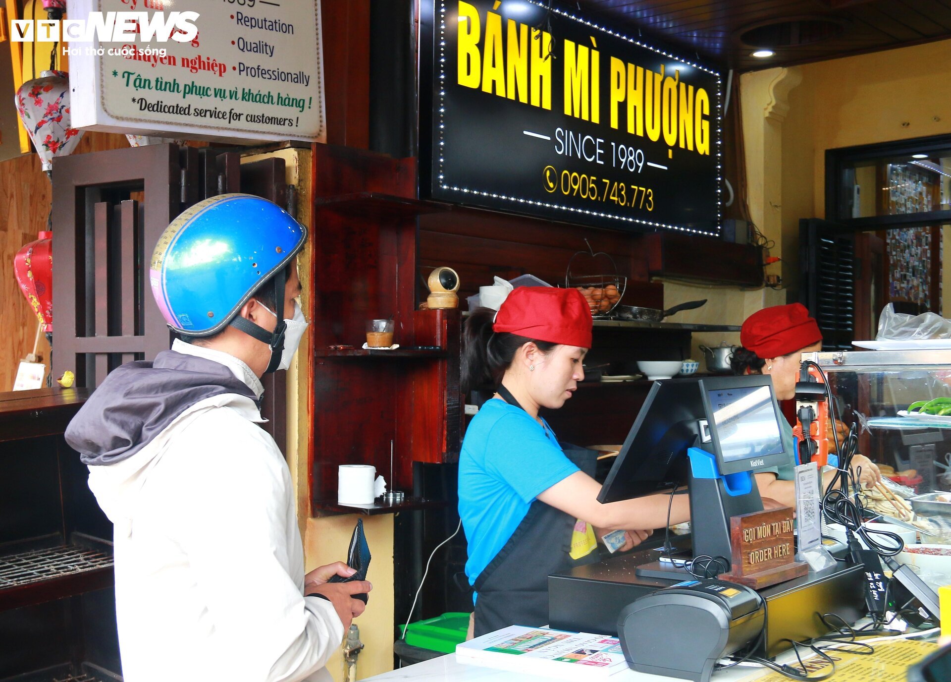 Bánh mì Phượng mở cửa trở lại sau vụ ngộ độc: Thưa thớt thực khách - Ảnh 1. Bánh mì Phượng mở cửa trở lại sau vụ ngộ độc: Thưa thớt thực khách - Ảnh 1.