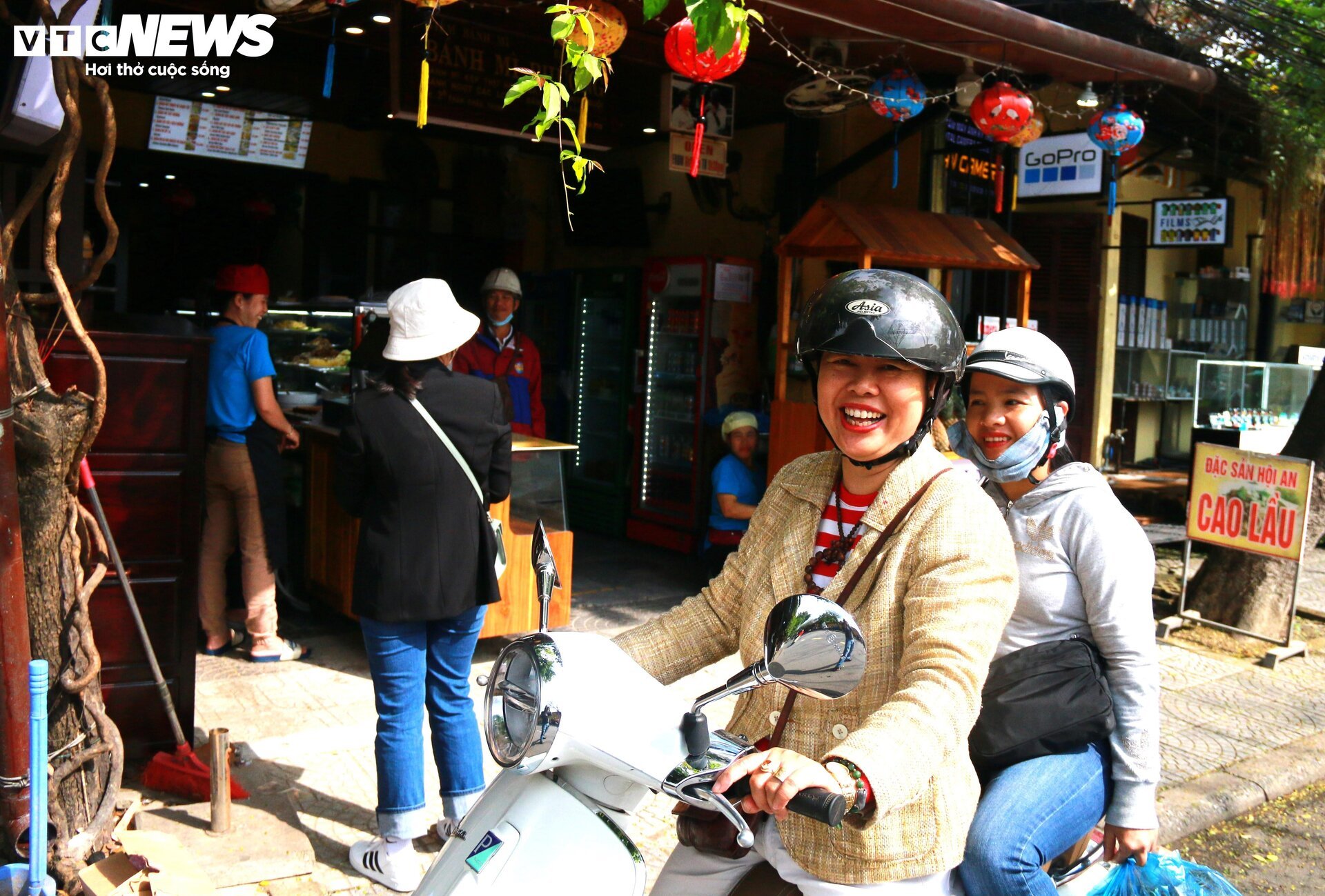 Bánh mì Phượng mở cửa trở lại sau vụ ngộ độc: Thưa thớt thực khách - Ảnh 11. Bánh mì Phượng mở cửa trở lại sau vụ ngộ độc: Thưa thớt thực khách - Ảnh 11.