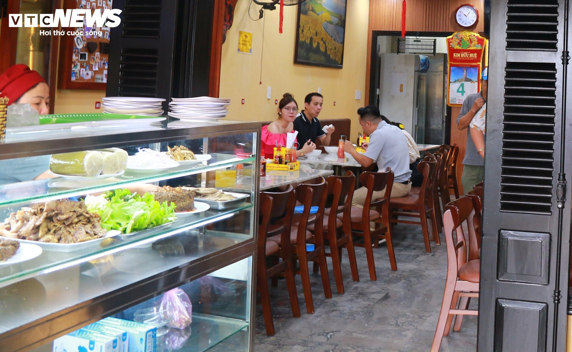 Bánh mì Phượng mở cửa trở lại sau vụ ngộ độc: Thưa thớt thực khách - Ảnh 5. Bánh mì Phượng mở cửa trở lại sau vụ ngộ độc: Thưa thớt thực khách - Ảnh 5.