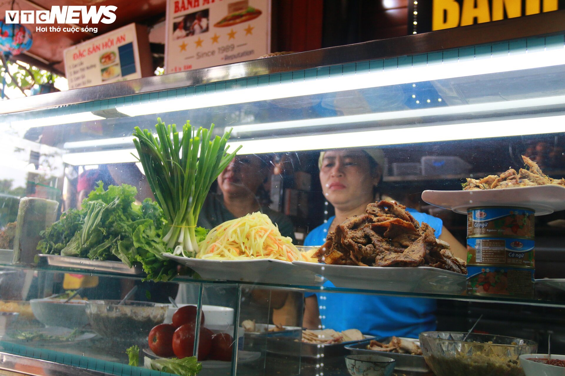 Bánh mì Phượng mở cửa trở lại sau vụ ngộ độc: Thưa thớt thực khách - Ảnh 2. Bánh mì Phượng mở cửa trở lại sau vụ ngộ độc: Thưa thớt thực khách - Ảnh 2.