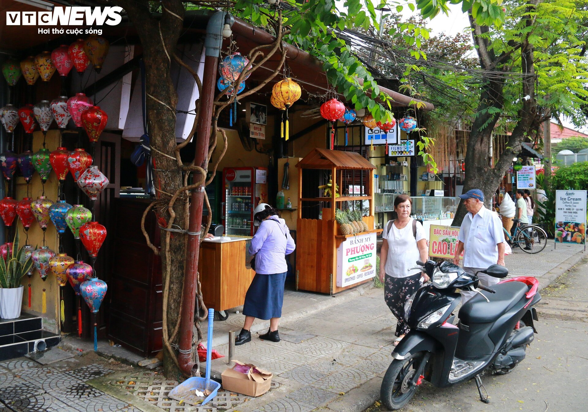 Bánh mì Phượng mở cửa trở lại sau vụ ngộ độc: Thưa thớt thực khách - Ảnh 8. Bánh mì Phượng mở cửa trở lại sau vụ ngộ độc: Thưa thớt thực khách - Ảnh 8.
