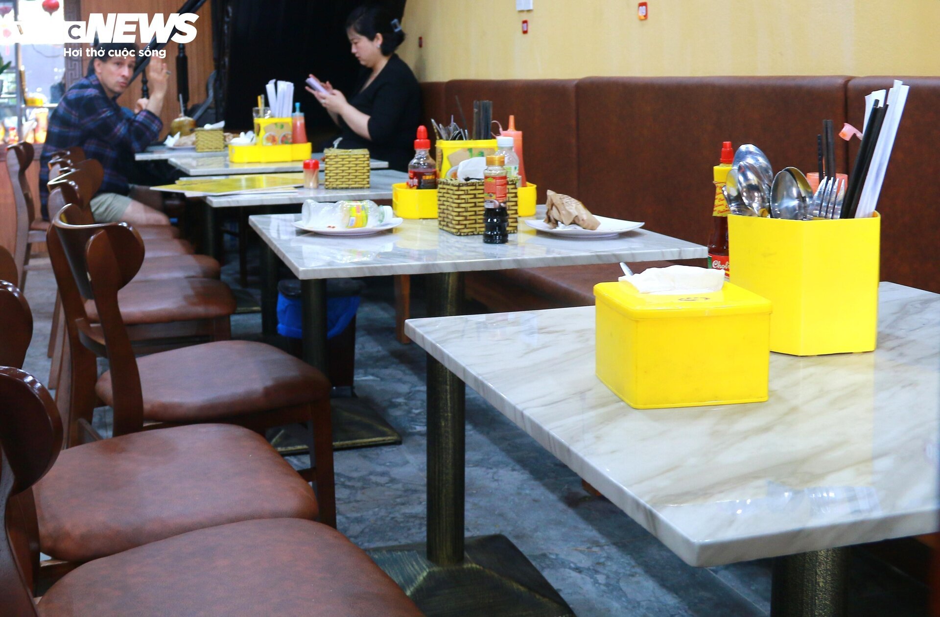 Bánh mì Phượng mở cửa trở lại sau vụ ngộ độc: Thưa thớt thực khách - Ảnh 7. Bánh mì Phượng mở cửa trở lại sau vụ ngộ độc: Thưa thớt thực khách - Ảnh 7.