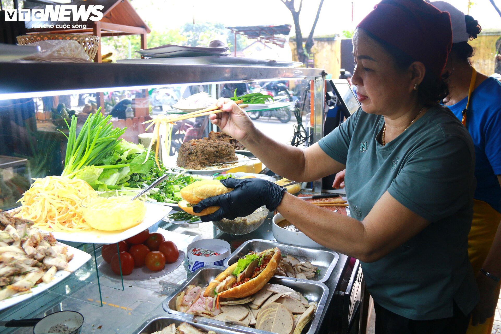 Bánh mì Phượng mở cửa trở lại sau vụ ngộ độc: Thưa thớt thực khách - Ảnh 9. Bánh mì Phượng mở cửa trở lại sau vụ ngộ độc: Thưa thớt thực khách - Ảnh 9.
