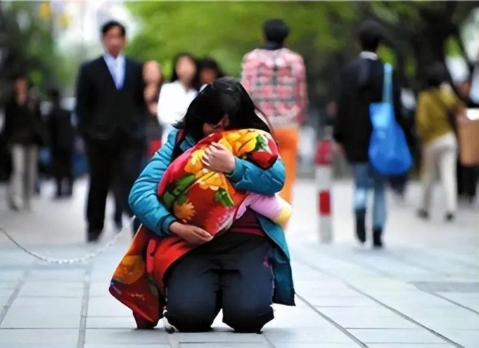 Người mẹ "vừa đi vừa quỳ 1000m để cứu con" bị bóc trần chỉ là màn kịch, chân tướng phía sau khiến ai cũng ngậm ngùi suy ngẫm - Ảnh 1. Người mẹ "vừa đi vừa quỳ 1000m để cứu con" bị bóc trần chỉ là màn kịch, chân tướng phía sau khiến ai cũng ngậm ngùi suy ngẫm - Ảnh 1.