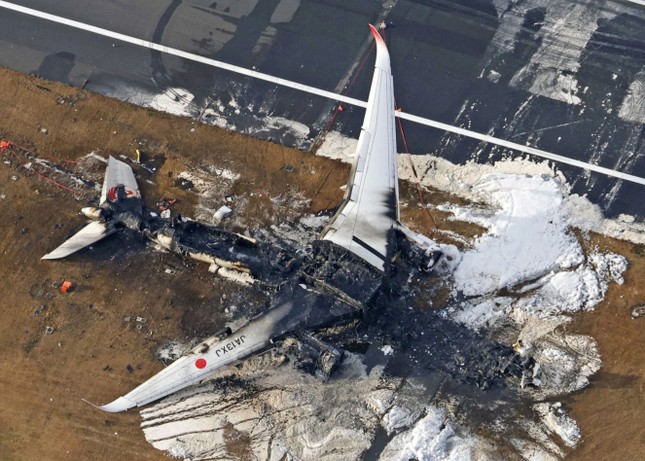 Vụ cháy máy bay kinh hoàng ở Nhật Bản: 18 phút sinh tử và câu lệnh dứt khoát... - Ảnh 1.
