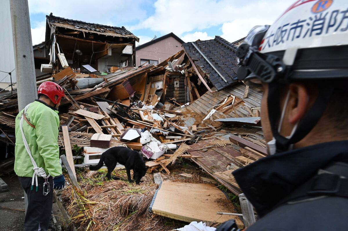 Động đất tại Nhật Bản: Cụ bà 90 tuổi được giải cứu thần kỳ sau gần 120 giờ mắc kẹt dưới đống đổ nát- Ảnh 2.