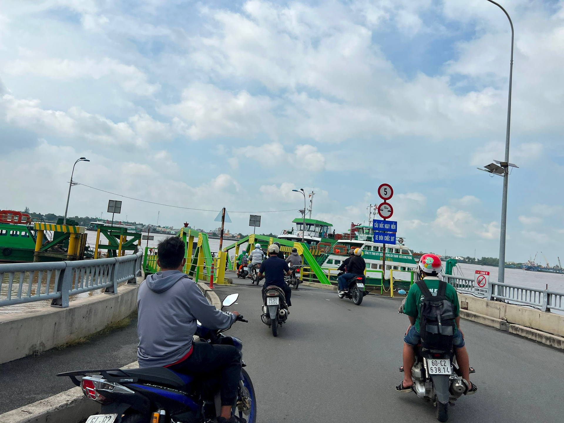 Nhơn Trạch (Đồng Nai) cùng lúc khởi công 3 công trình giao thông kết nối sân bay Long Thành - Ảnh 1.