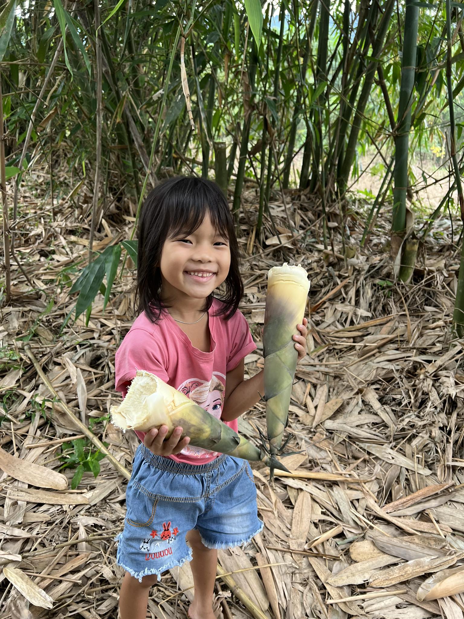 Đang làm chủ ở thành phố, đôi vợ chồng bất ngờ dọn lên núi làm nhà sàn, sống tự cung tự cấp - Ảnh 12.