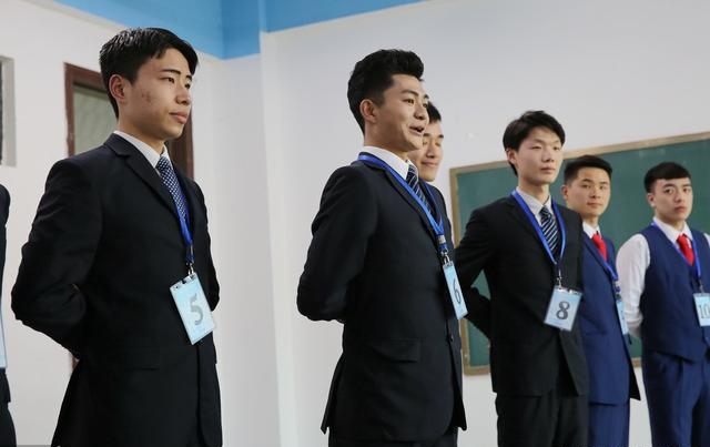 “Mẹ và vợ cùng rơi xuống nước, bạn sẽ cứu ai?” Ứng viên không chọn 1 trong 2 mà đưa ra câu trả lời EQ cực cao, được tuyển ngay tại chỗ - Ảnh 2. “Mẹ và vợ cùng rơi xuống nước, bạn sẽ cứu ai?” Ứng viên không chọn 1 trong 2 mà đưa ra câu trả lời EQ cực cao, được tuyển ngay tại chỗ - Ảnh 2.
