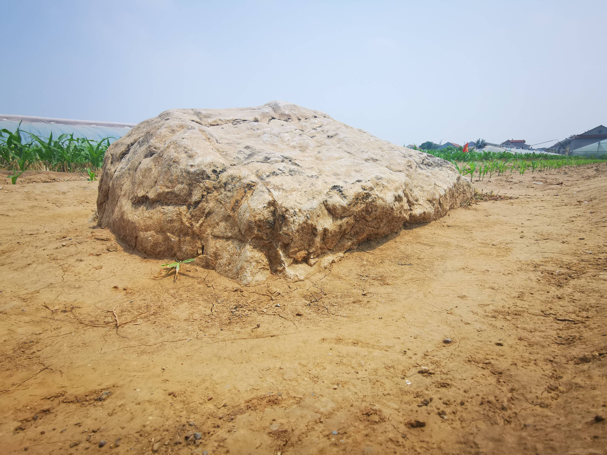 Vì sao “ngọn núi nhỏ nhất Trung Quốc” cao chỉ 0,6m nhưng không ai dám leo trèo?- Ảnh 1. Vì sao “ngọn núi nhỏ nhất Trung Quốc” cao chỉ 0,6m nhưng không ai dám leo trèo?- Ảnh 1.