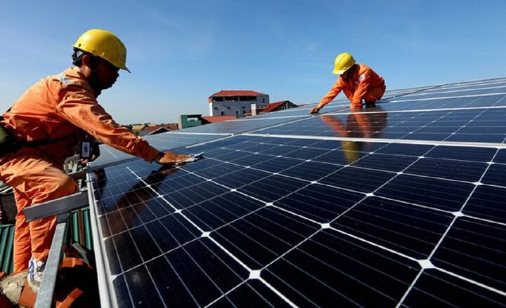 EVN công bố giá mua điện mặt trời mái nhà năm 2024 - Ảnh 1.