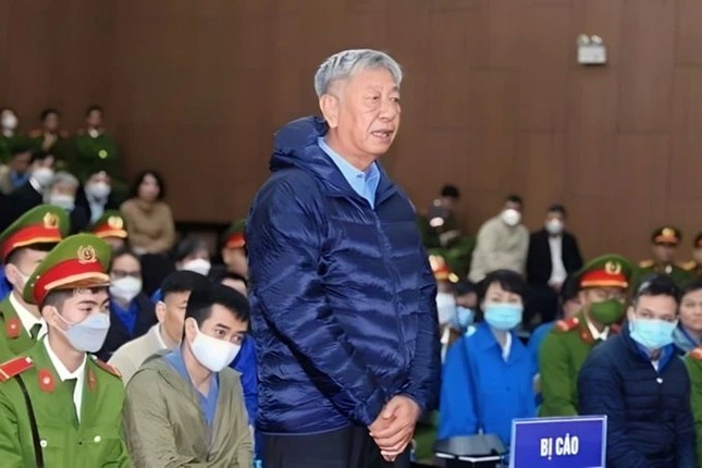 Bị cáo nhiều lần từ chối nhận tiền của Việt Á phải nhận quyết định khởi tố vào ngày nghỉ hưu - Ảnh 1.