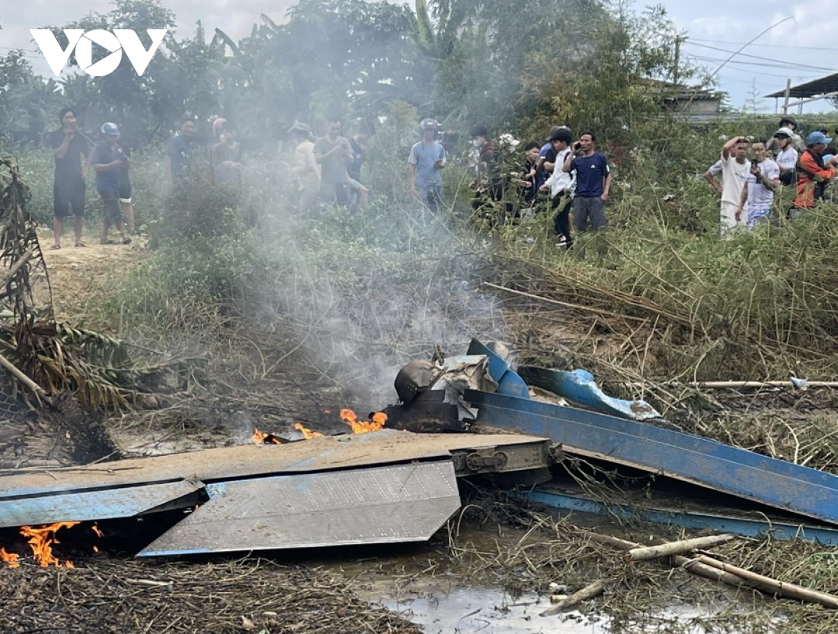 Hiện trường vụ máy bay quân sự rơi tại thị xã Điện Bàn, tỉnh Quảng Nam - Ảnh 6.