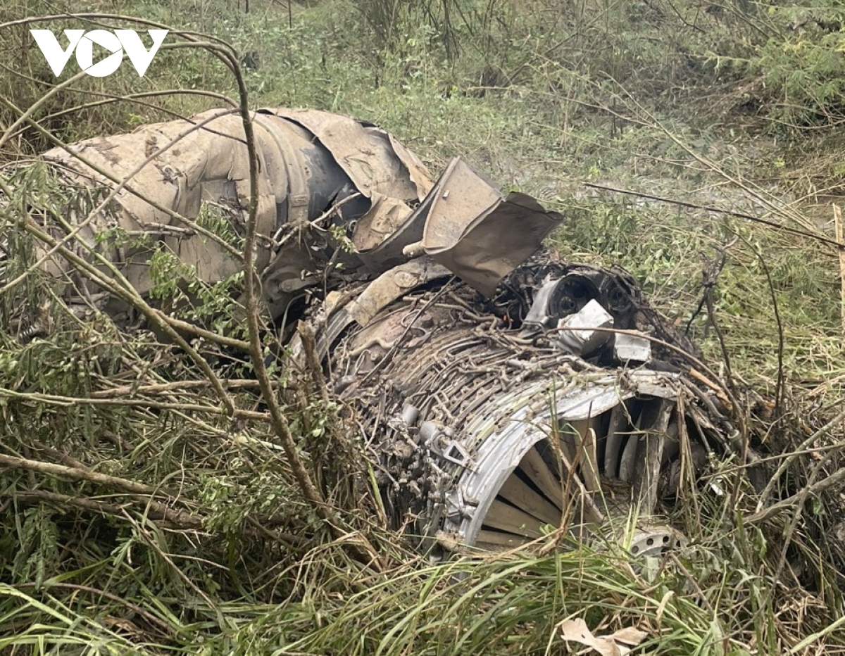 Hiện trường vụ máy bay quân sự rơi tại thị xã Điện Bàn, tỉnh Quảng Nam - Ảnh 5.