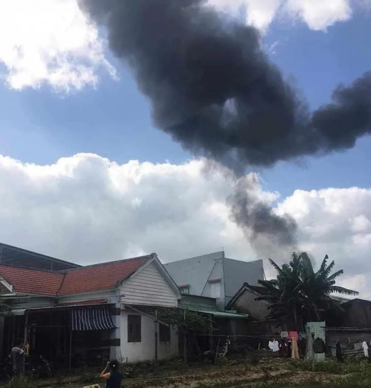 Hiện trường vụ máy bay quân sự rơi tại thị xã Điện Bàn, tỉnh Quảng Nam - Ảnh 4.