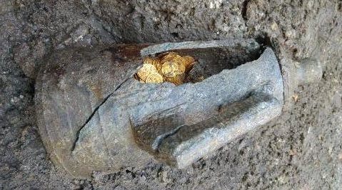 Phát hiện hàng trăm ‘vật thể xếp thành cọc’ sáng rực, công trình đang xây dựng lập tức dừng thi công, đội ngũ chuyên gia khẩn cấp di dời để nghiên cứu: Ngỡ ngàng vì kho báu lên tới hàng chục tỷ đồng - Ảnh 1. Phát hiện hàng trăm ‘vật thể xếp thành cọc’ sáng rực, công trình đang xây dựng lập tức dừng thi công, đội ngũ chuyên gia khẩn cấp di dời để nghiên cứu: Ngỡ ngàng vì kho báu lên tới hàng chục tỷ đồng - Ảnh 1.