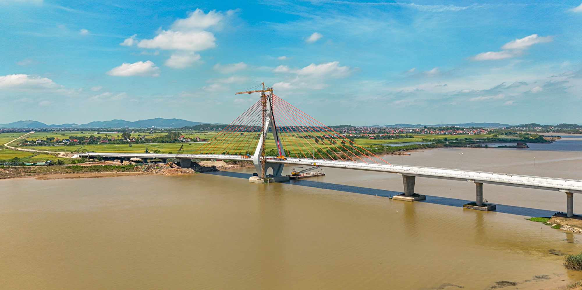 Ngắm cầu dây văng nghìn tỷ đầu tiên của tỉnh tăng trưởng cao nhất cả nước trước ngày thông xe- Ảnh 2.
