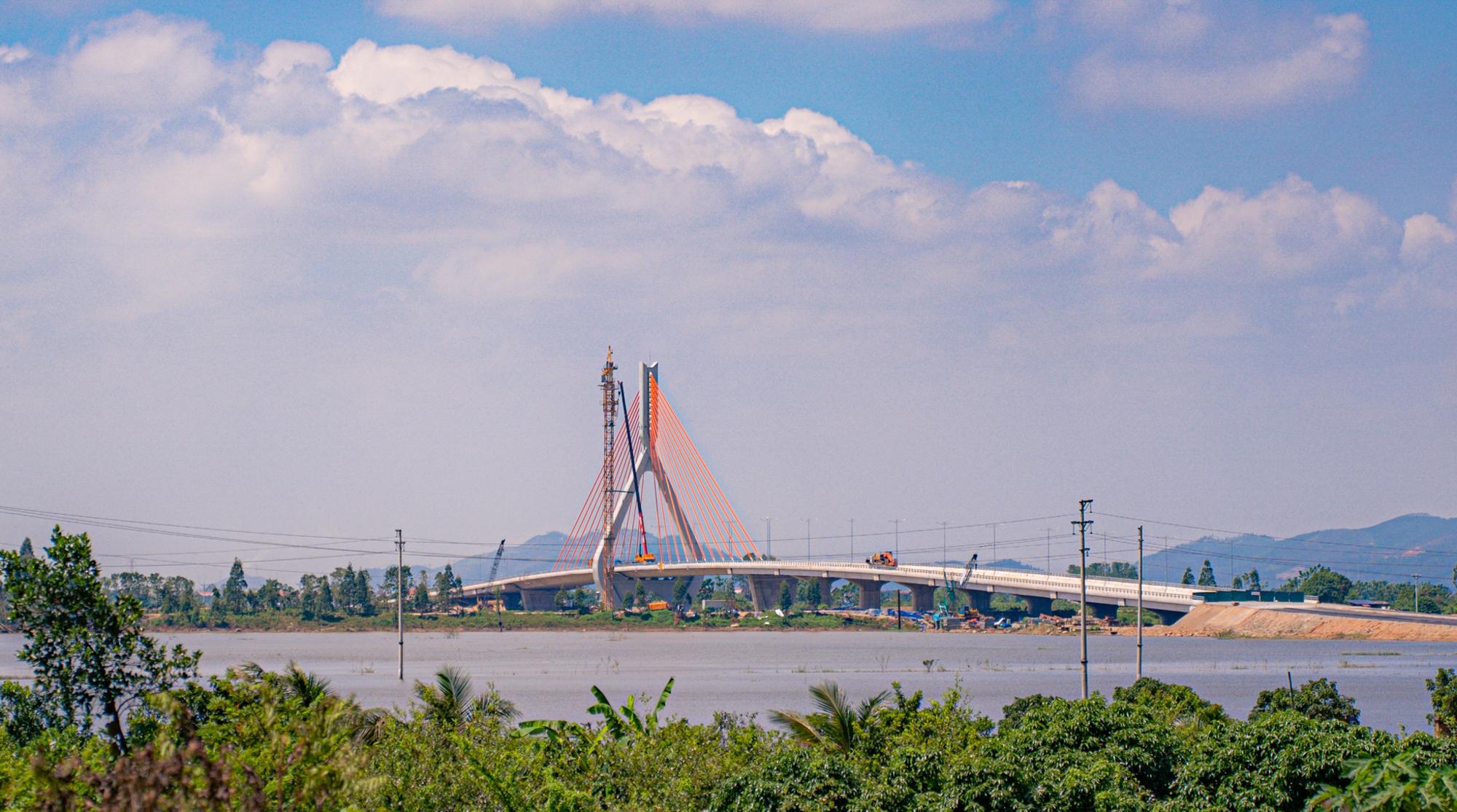 Ngắm cầu dây văng nghìn tỷ đầu tiên của tỉnh tăng trưởng cao nhất cả nước trước ngày thông xe- Ảnh 14.