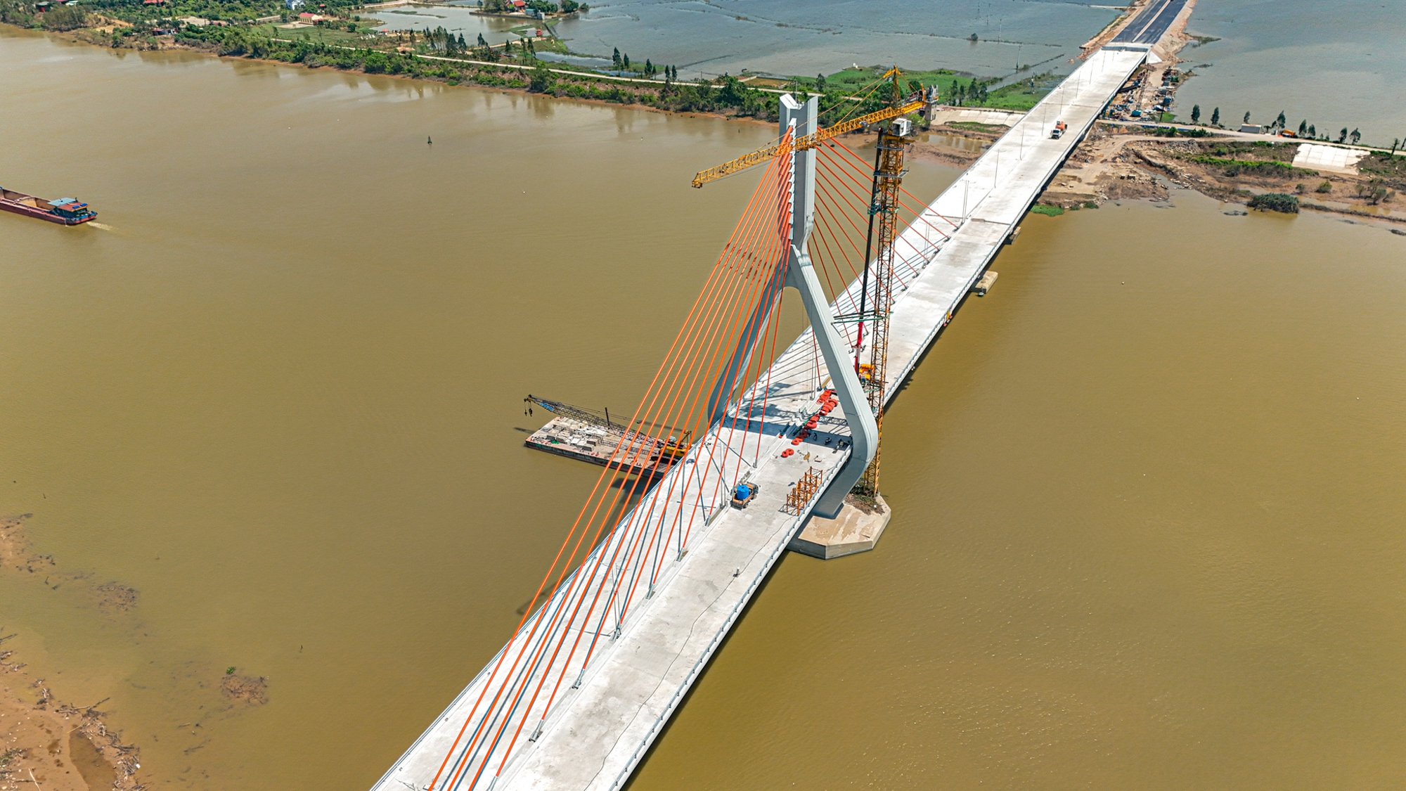 Ngắm cầu dây văng nghìn tỷ đầu tiên của tỉnh tăng trưởng cao nhất cả nước trước ngày thông xe- Ảnh 3.