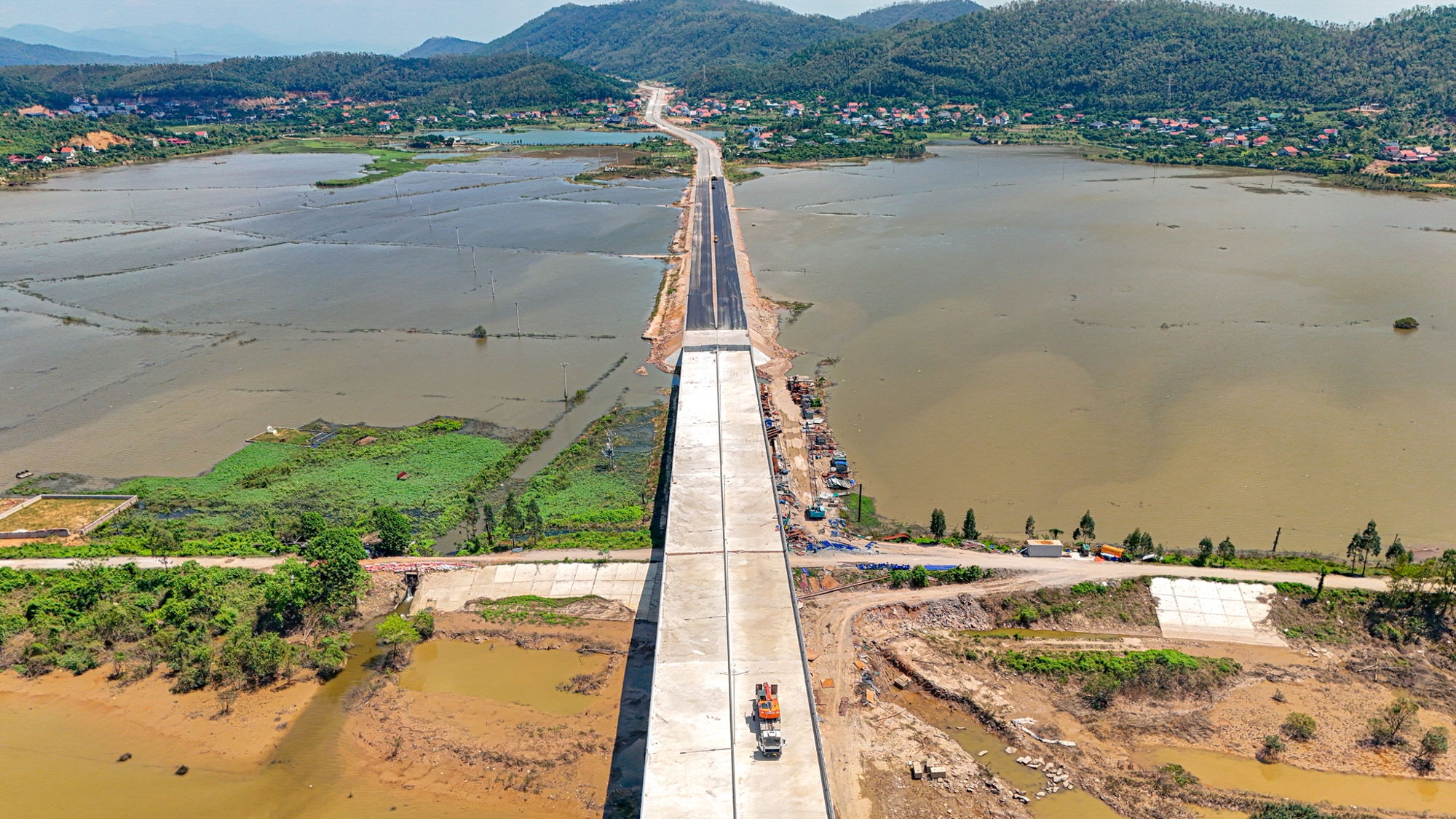 Ngắm cầu dây văng nghìn tỷ đầu tiên của tỉnh tăng trưởng cao nhất cả nước trước ngày thông xe- Ảnh 9.