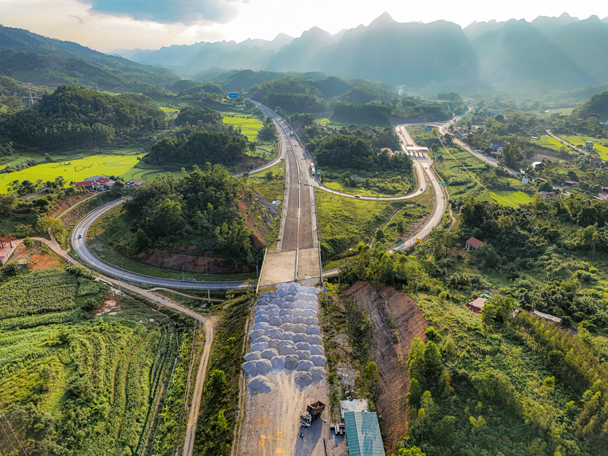 Toàn cảnh cao tốc 12.000 tỷ từng bị vỡ tiến độ và được “giải cứu”, nay được đầu tư thêm 11.000 tỷ để nối liền toàn tuyến- Ảnh 12.