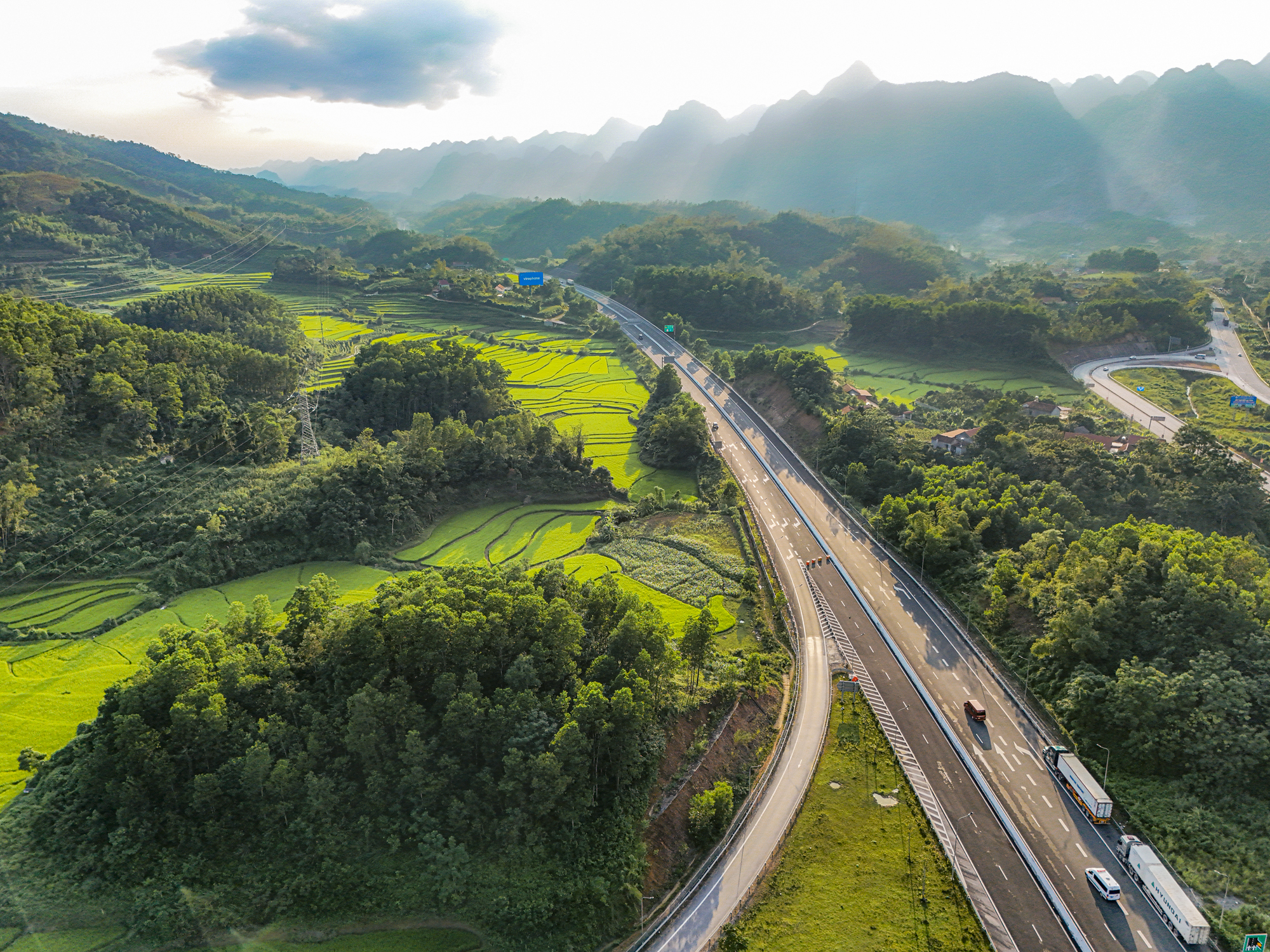 Toàn cảnh cao tốc 12.000 tỷ từng bị vỡ tiến độ và được “giải cứu”, nay được đầu tư thêm 11.000 tỷ để nối liền toàn tuyến- Ảnh 3.