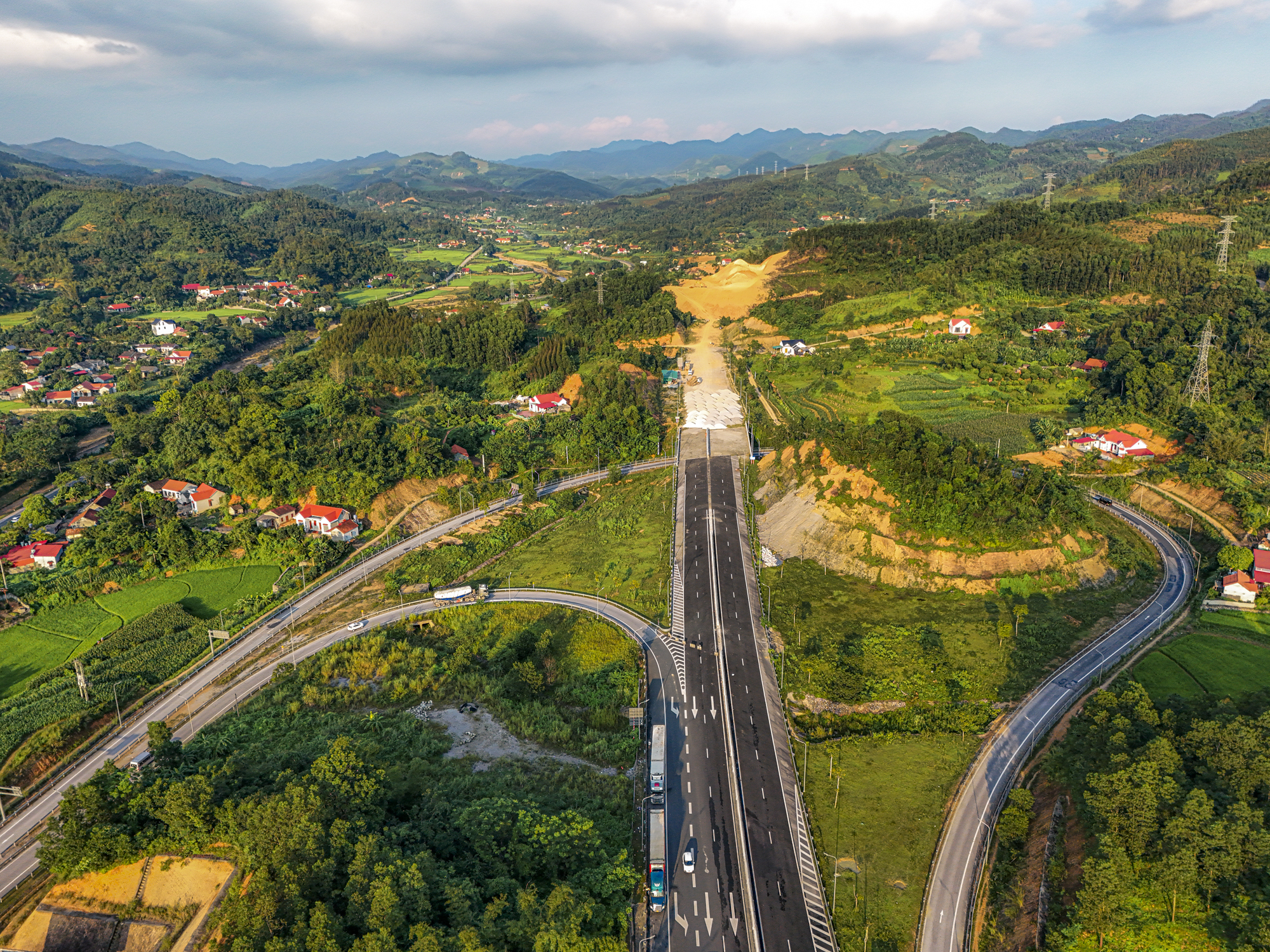 Toàn cảnh cao tốc 12.000 tỷ từng bị vỡ tiến độ và được “giải cứu”, nay được đầu tư thêm 11.000 tỷ để nối liền toàn tuyến- Ảnh 8.