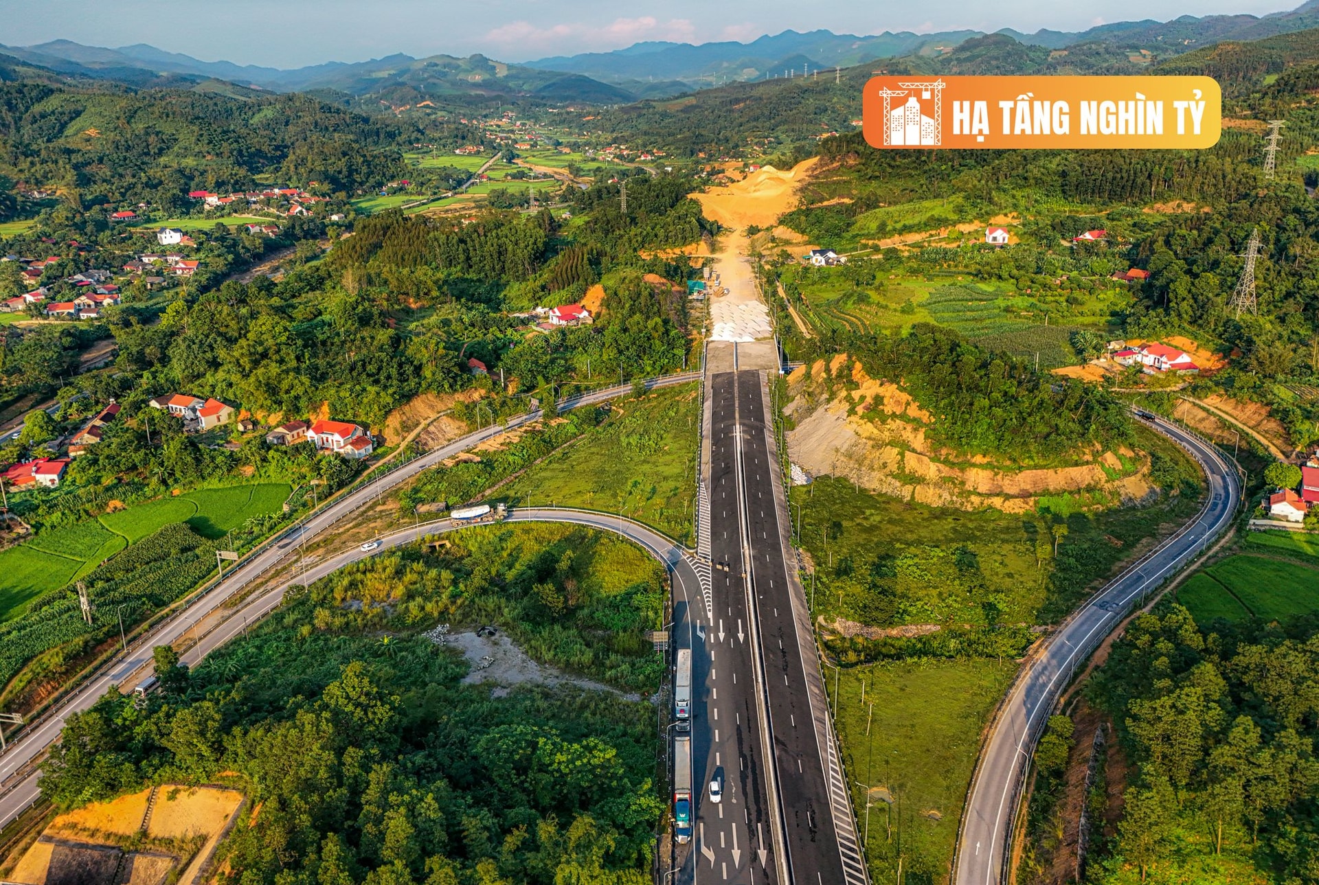 Toàn cảnh cao tốc 12.000 tỷ từng bị vỡ tiến độ và được “giải cứu”, nay được đầu tư thêm 11.000 tỷ để nối liền toàn tuyến- Ảnh 1.