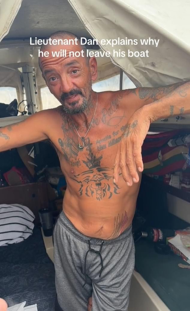 Người đàn ông “cứng đầu” nhất hành tinh: Ở lỳ trên thuyền đối mặt với siêu bão Milton, khăng khăng "nước lên thuyền lên"- Ảnh 1.