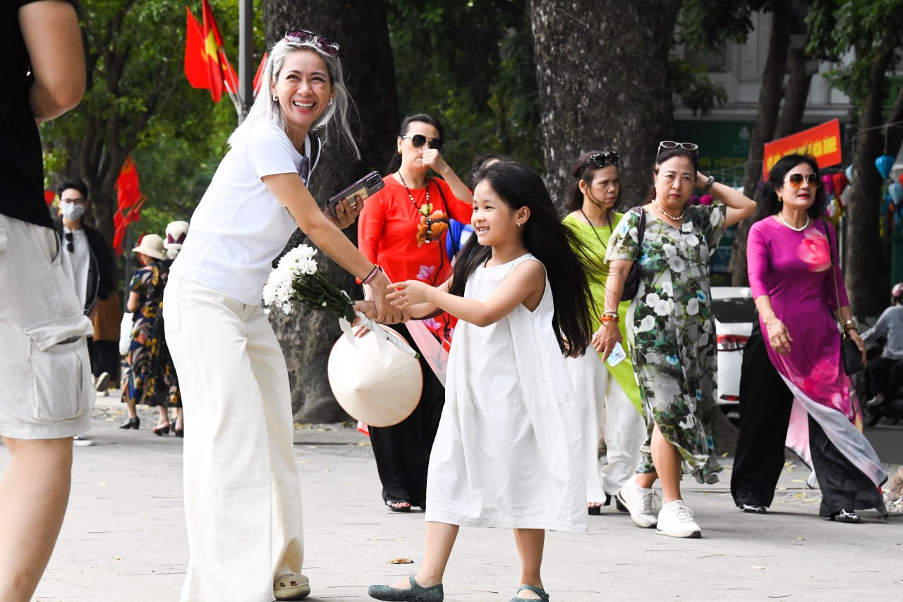 Hỏi nhanh người dân yêu Hà Nội nhất vì điều gì: Thì ra là những thứ rất bình dị này!- Ảnh 7. Hỏi nhanh người dân yêu Hà Nội nhất vì điều gì: Thì ra là những thứ rất bình dị này!- Ảnh 7.