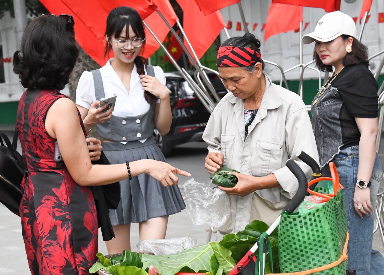 Hỏi nhanh người dân yêu Hà Nội nhất vì điều gì: Thì ra là những thứ rất bình dị này!- Ảnh 20. Hỏi nhanh người dân yêu Hà Nội nhất vì điều gì: Thì ra là những thứ rất bình dị này!- Ảnh 20.
