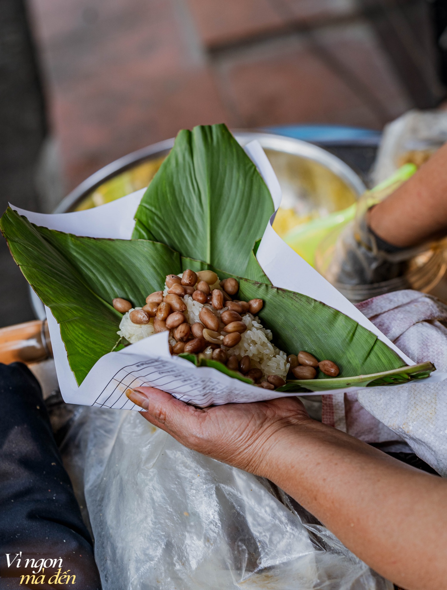 Sáng mùa thu Hà Nội ghé sạp xôi giữa phố xá nhộn nhịp, nghe tâm sự cô bán hàng người làng Phú Thượng: Bán xôi mua nhà lầu xe hơi được không?- Ảnh 3.