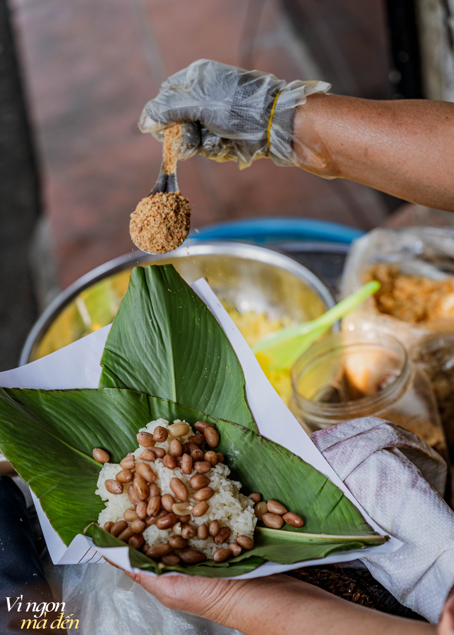 Sáng mùa thu Hà Nội ghé sạp xôi giữa phố xá nhộn nhịp, nghe tâm sự cô bán hàng người làng Phú Thượng: Bán xôi mua nhà lầu xe hơi được không?- Ảnh 4.