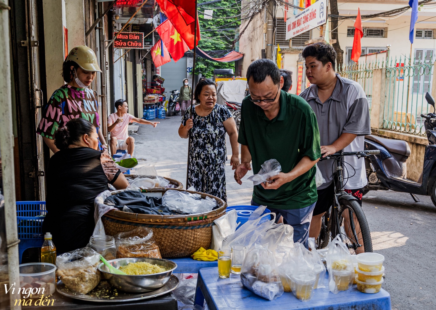 Sáng mùa thu Hà Nội ghé sạp xôi giữa phố xá nhộn nhịp, nghe tâm sự cô bán hàng người làng Phú Thượng: Bán xôi mua nhà lầu xe hơi được không?- Ảnh 24.