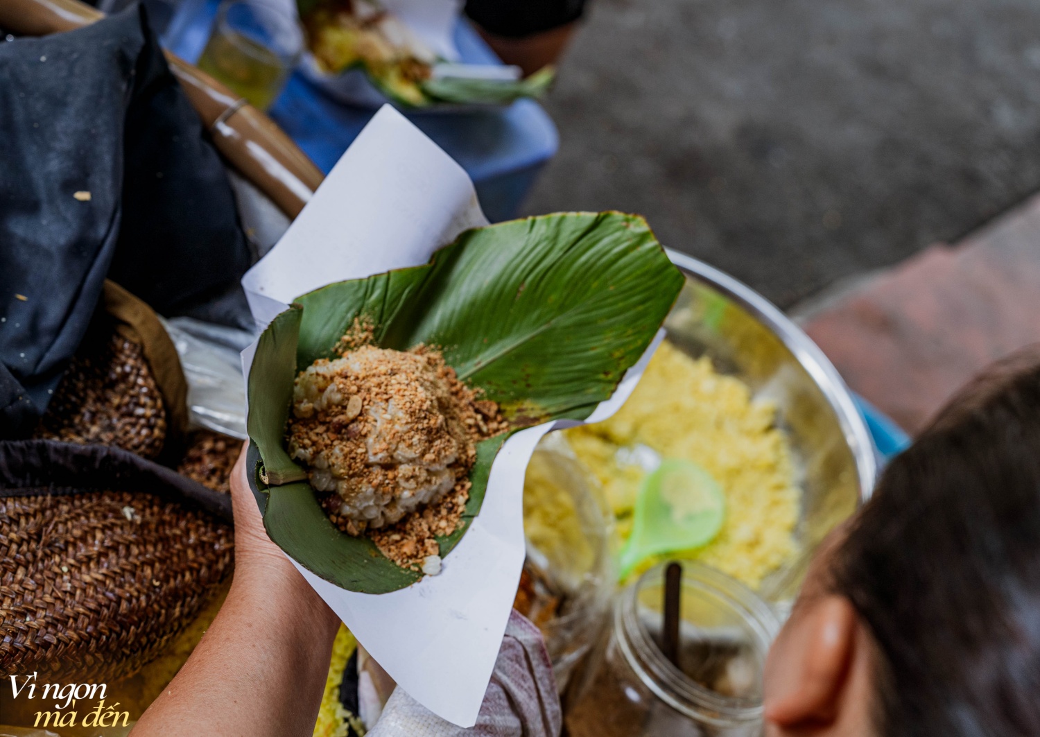 Sáng mùa thu Hà Nội ghé sạp xôi giữa phố xá nhộn nhịp, nghe tâm sự cô bán hàng người làng Phú Thượng: Bán xôi mua nhà lầu xe hơi được không?- Ảnh 5.