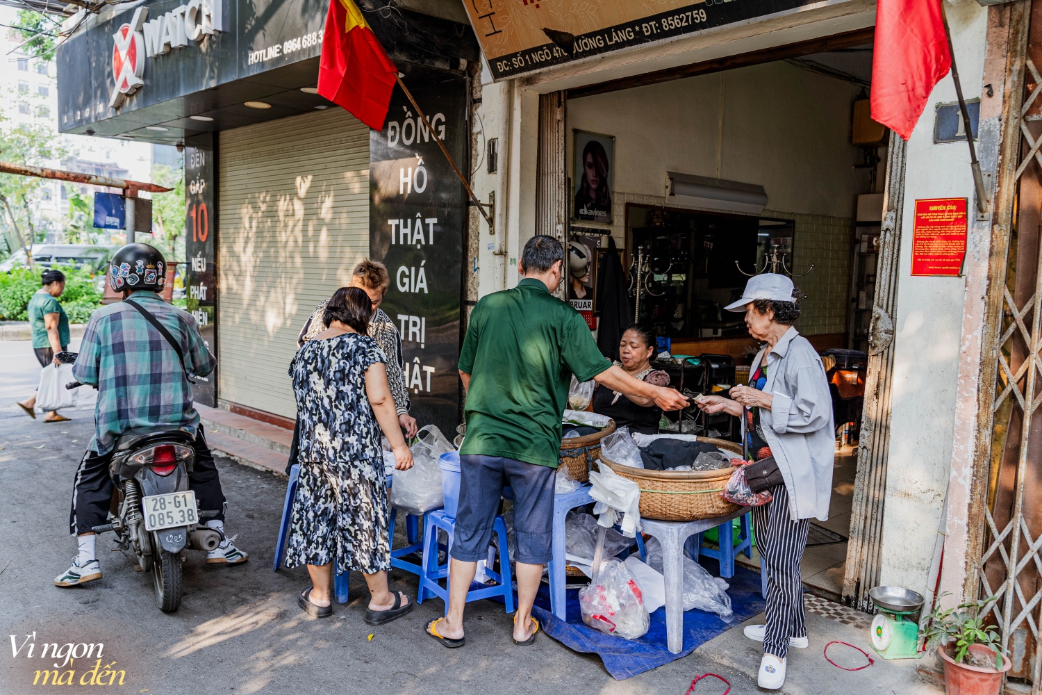 Sáng mùa thu Hà Nội ghé sạp xôi giữa phố xá nhộn nhịp, nghe tâm sự cô bán hàng người làng Phú Thượng: Bán xôi mua nhà lầu xe hơi được không?- Ảnh 1.