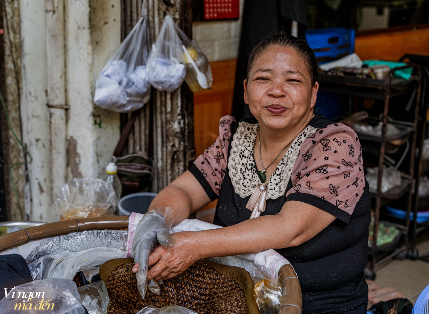 Sáng mùa thu Hà Nội ghé sạp xôi giữa phố xá nhộn nhịp, nghe tâm sự cô bán hàng người làng Phú Thượng: Bán xôi mua nhà lầu xe hơi được không?- Ảnh 8.