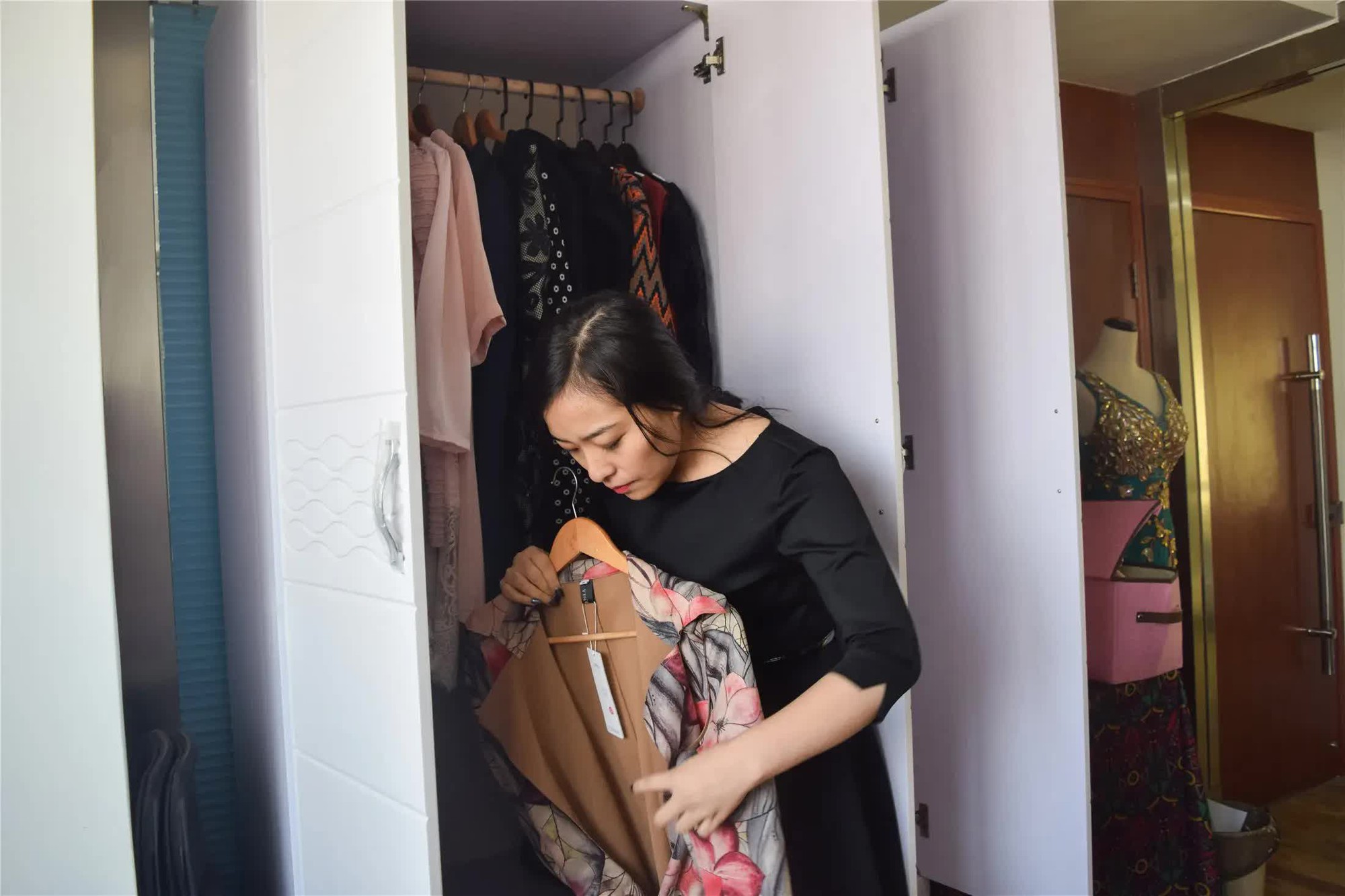 Từ đam mê mua sắm đến sống tối giản, cô gái này chỉ còn vài món đồ cơ bản, mỗi tháng tiêu 1 triệu đồng- Ảnh 1. Từ đam mê mua sắm đến sống tối giản, cô gái này chỉ còn vài món đồ cơ bản, mỗi tháng tiêu 1 triệu đồng- Ảnh 1.