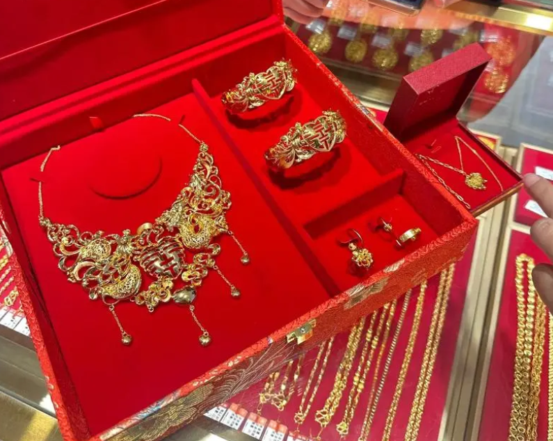 Đưa con dâu tương lai đi chọn vàng cưới, tôi sốc khi con chọn bộ vòng tay hơn trăm triệu, về nhà, tôi đưa ra quyết định táo bạo- Ảnh 1. Đưa con dâu tương lai đi chọn vàng cưới, tôi sốc khi con chọn bộ vòng tay hơn trăm triệu, về nhà, tôi đưa ra quyết định táo bạo- Ảnh 1.