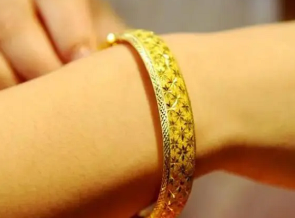 Đưa con dâu tương lai đi chọn vàng cưới, tôi sốc khi con chọn bộ vòng tay hơn trăm triệu, về nhà, tôi đưa ra quyết định táo bạo- Ảnh 2. Đưa con dâu tương lai đi chọn vàng cưới, tôi sốc khi con chọn bộ vòng tay hơn trăm triệu, về nhà, tôi đưa ra quyết định táo bạo- Ảnh 2.
