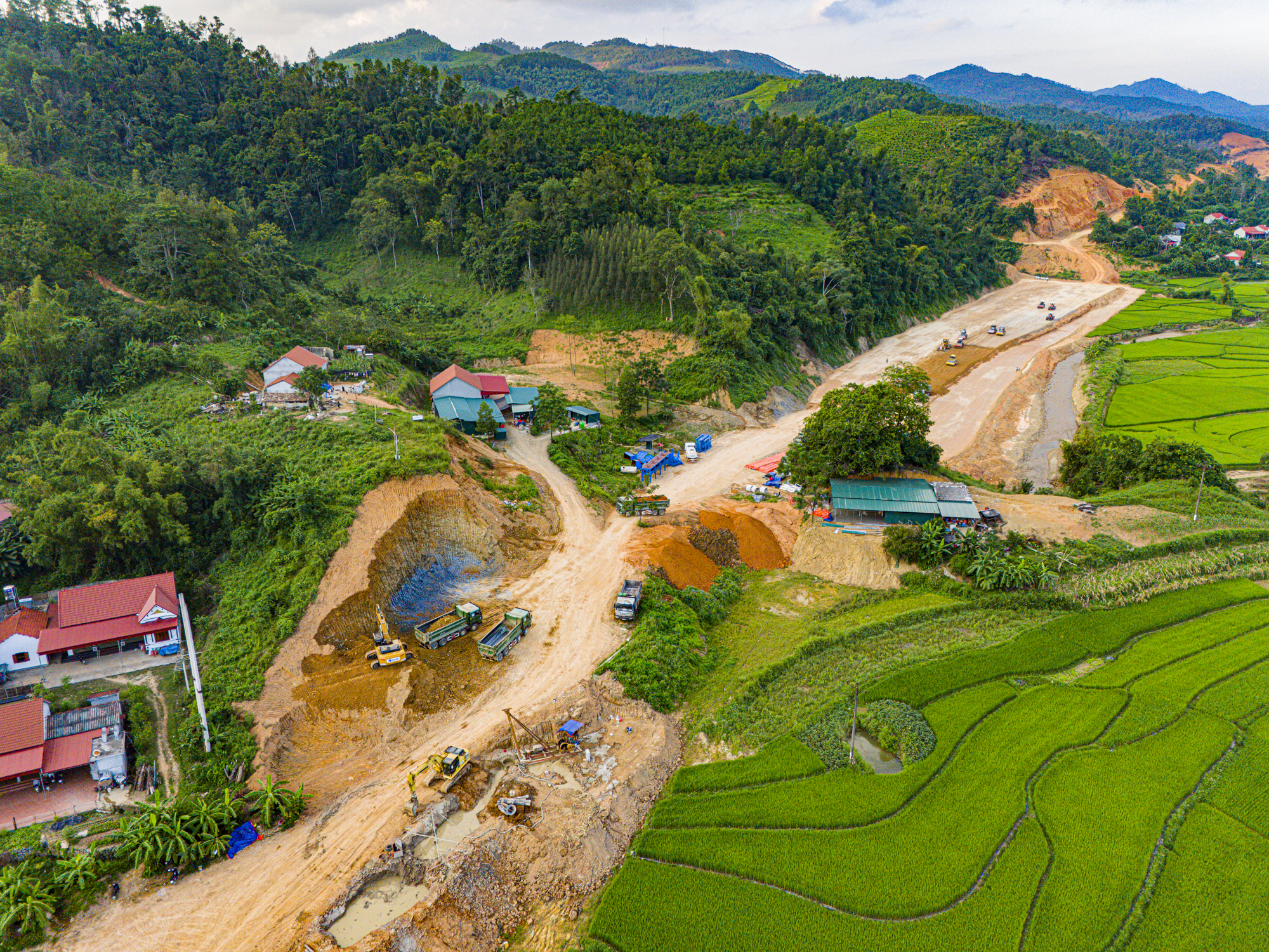 Toàn cảnh hàng chục mũi thi công trên mảnh ghép cuối cùng của cao tốc Bắc - Nam, vốn đầu tư hơn 11.000 tỷ dự kiến hoàn thành chỉ sau 2 năm- Ảnh 2.