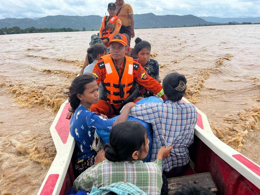 “Anh hùng nhí” 12 tuổi cứu hơn 100 người khỏi lũ lụt tại Myanmar- Ảnh 1.