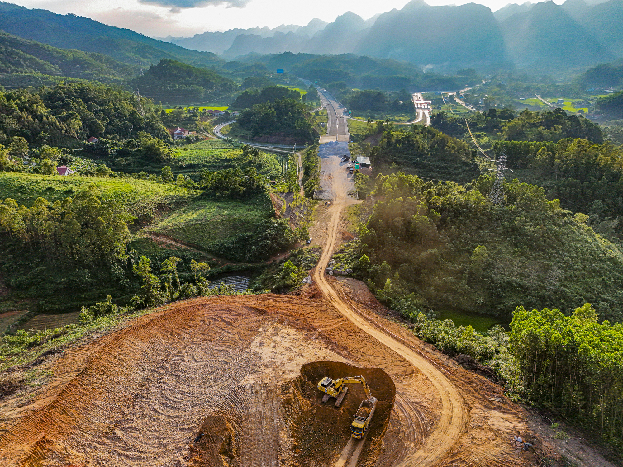 Toàn cảnh hàng chục mũi thi công trên mảnh ghép cuối cùng của cao tốc Bắc - Nam, vốn đầu tư hơn 11.000 tỷ dự kiến hoàn thành chỉ sau 2 năm- Ảnh 7.