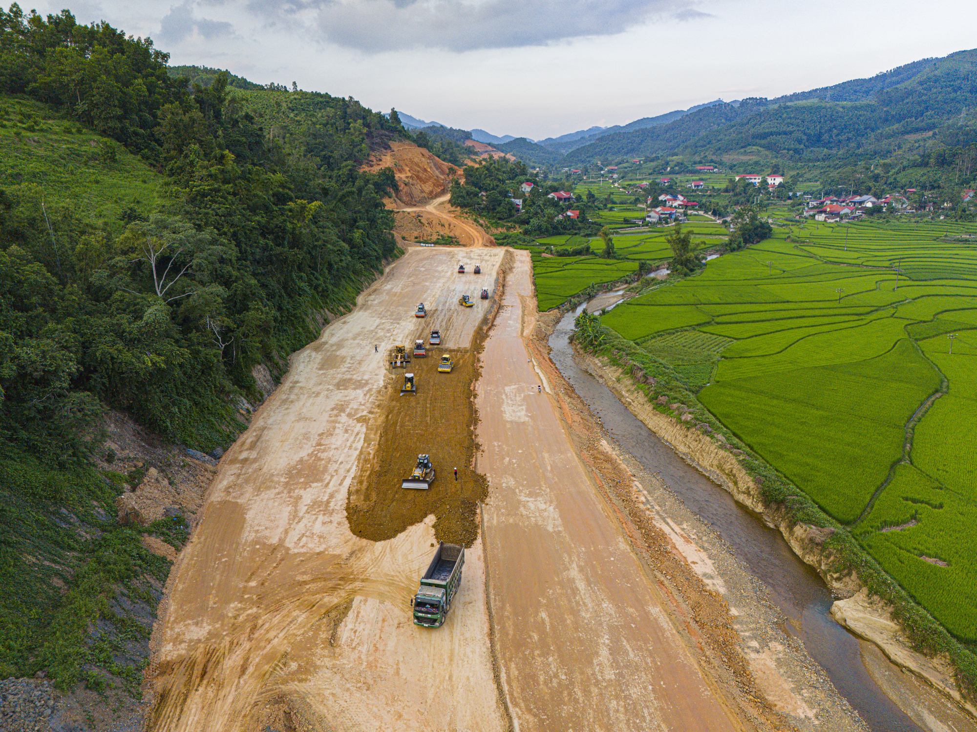 Toàn cảnh hàng chục mũi thi công trên mảnh ghép cuối cùng của cao tốc Bắc - Nam, vốn đầu tư hơn 11.000 tỷ dự kiến hoàn thành chỉ sau 2 năm- Ảnh 8.
